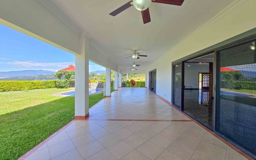 Casa de 600 m2 con piscina propia y vista en Alto Las Palomas Santa Ana