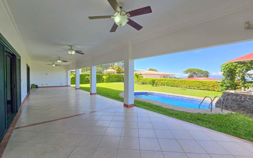 Casa de 600 m2 con piscina propia y vista en Alto Las Palomas Santa Ana