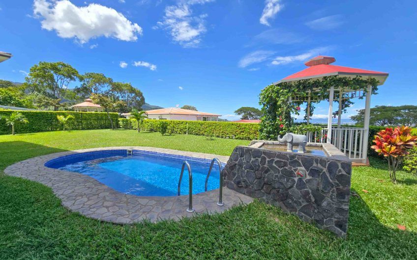 Casa de 600 m2 con piscina propia y vista en Alto Las Palomas Santa Ana