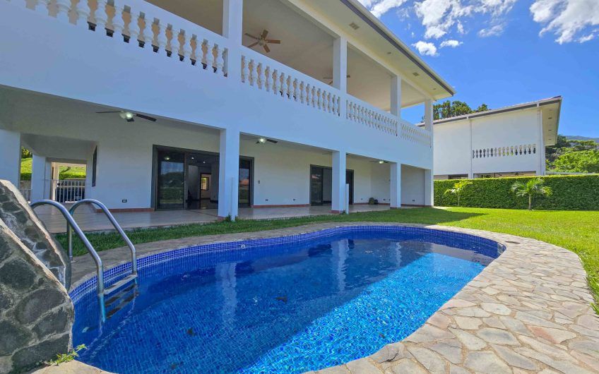 Casa de 600 m2 con piscina propia y vista en Alto Las Palomas Santa Ana