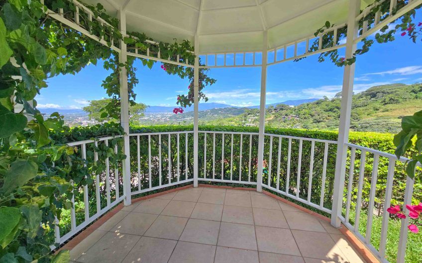 Casa de 600 m2 con piscina propia y vista en Alto Las Palomas Santa Ana