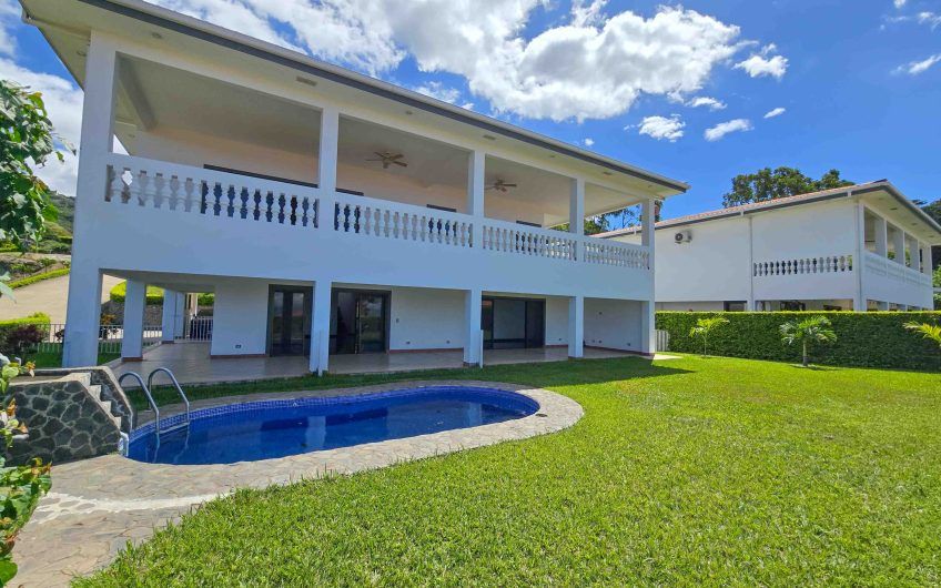 Casa de 600 m2 con piscina propia y vista en Alto Las Palomas Santa Ana