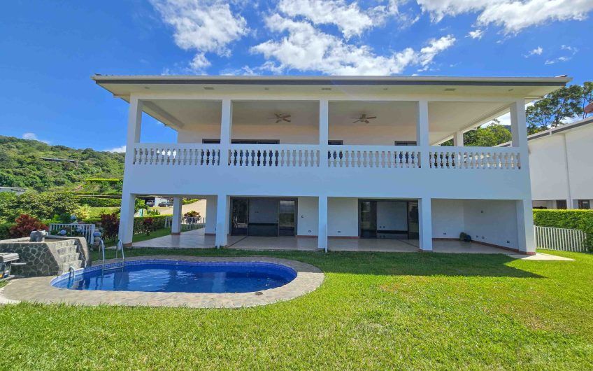 Casa de 600 m2 con piscina propia y vista en Alto Las Palomas Santa Ana