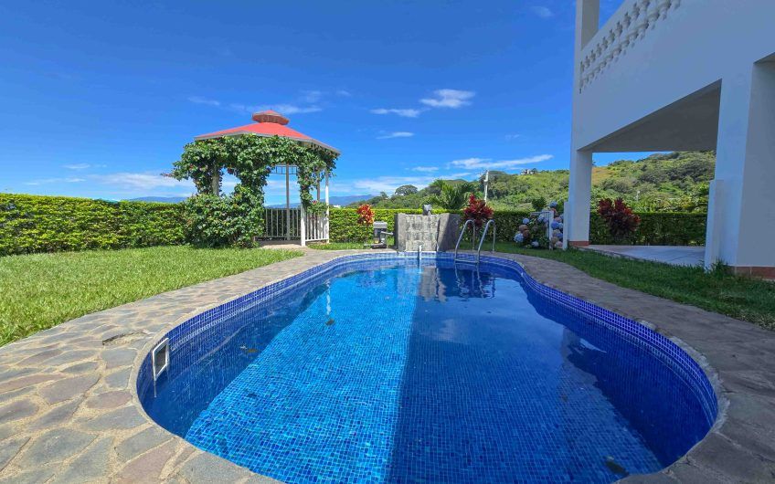Casa de 600 m2 con piscina propia y vista en Alto Las Palomas Santa Ana