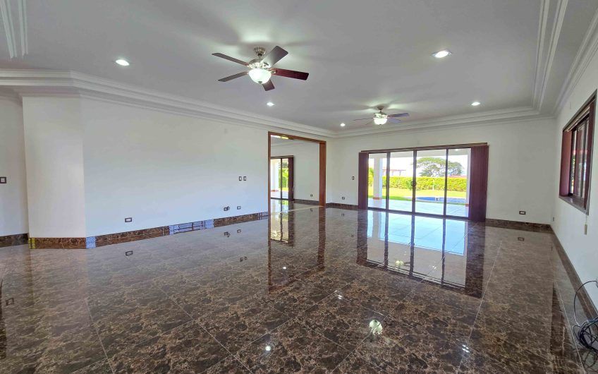 Casa de 600 m2 con piscina propia y vista en Alto Las Palomas Santa Ana