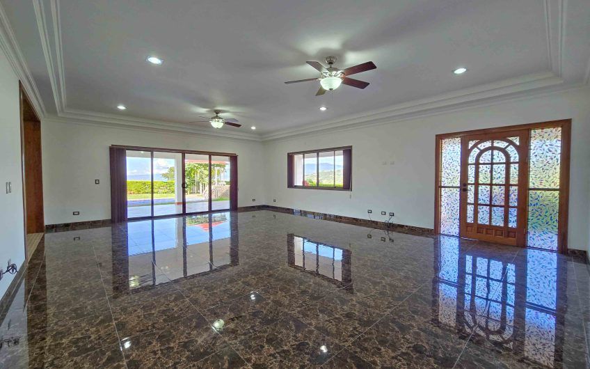 Casa de 600 m2 con piscina propia y vista en Alto Las Palomas Santa Ana