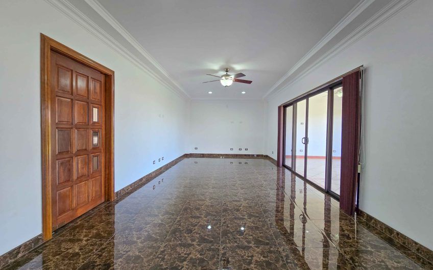 Casa de 600 m2 con piscina propia y vista en Alto Las Palomas Santa Ana