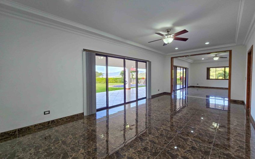 Casa de 600 m2 con piscina propia y vista en Alto Las Palomas Santa Ana