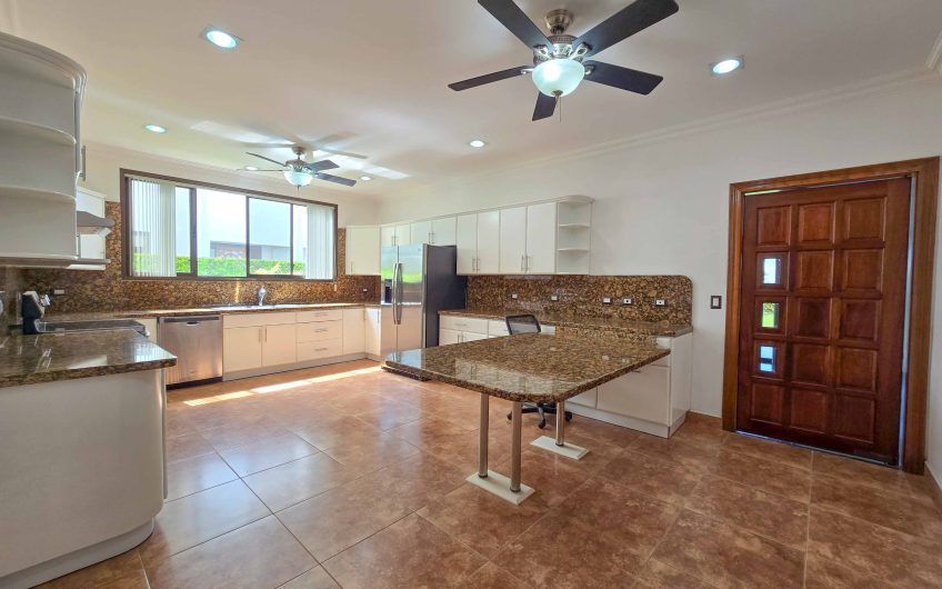 Casa de 600 m2 con piscina propia y vista en Alto Las Palomas Santa Ana