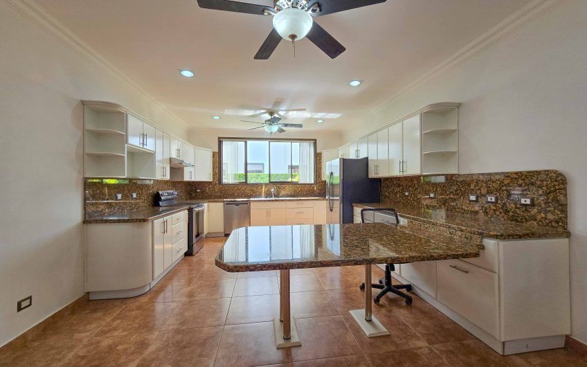 Casa de 600 m2 con piscina propia y vista en Alto Las Palomas Santa Ana