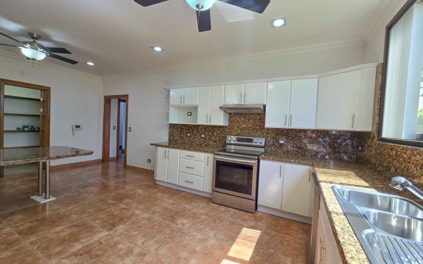 Casa de 600 m2 con piscina propia y vista en Alto Las Palomas Santa Ana