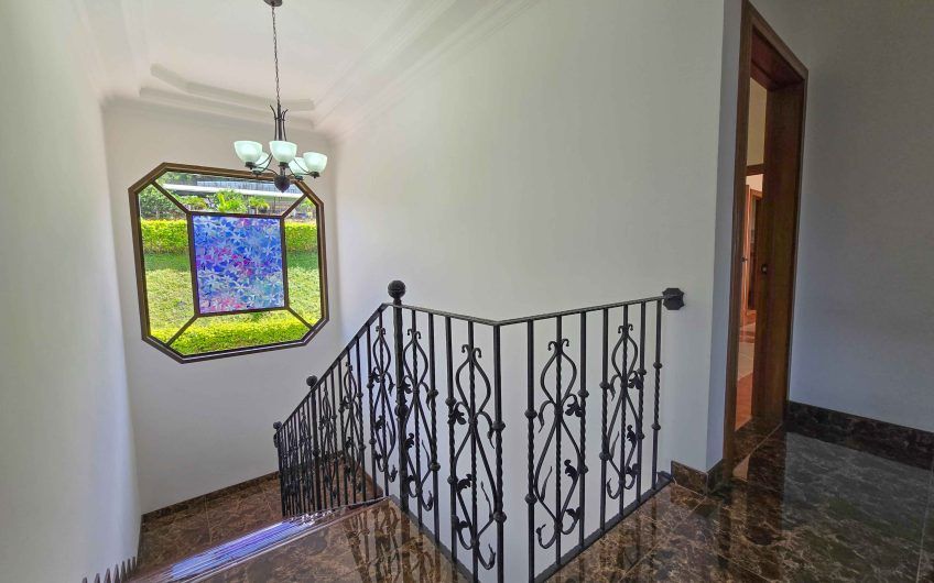 Casa de 600 m2 con piscina propia y vista en Alto Las Palomas Santa Ana