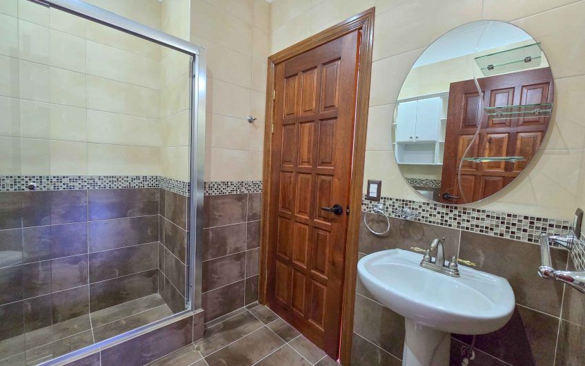 Casa de 600 m2 con piscina propia y vista en Alto Las Palomas Santa Ana