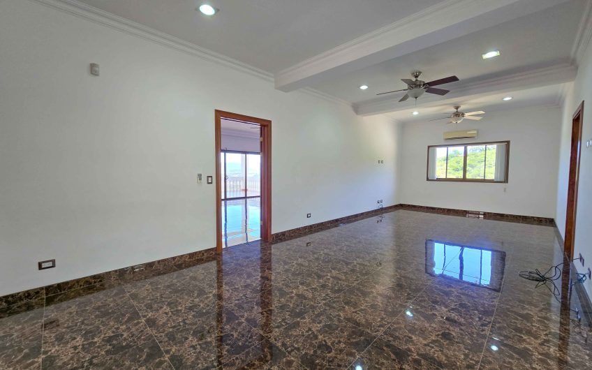 Casa de 600 m2 con piscina propia y vista en Alto Las Palomas Santa Ana