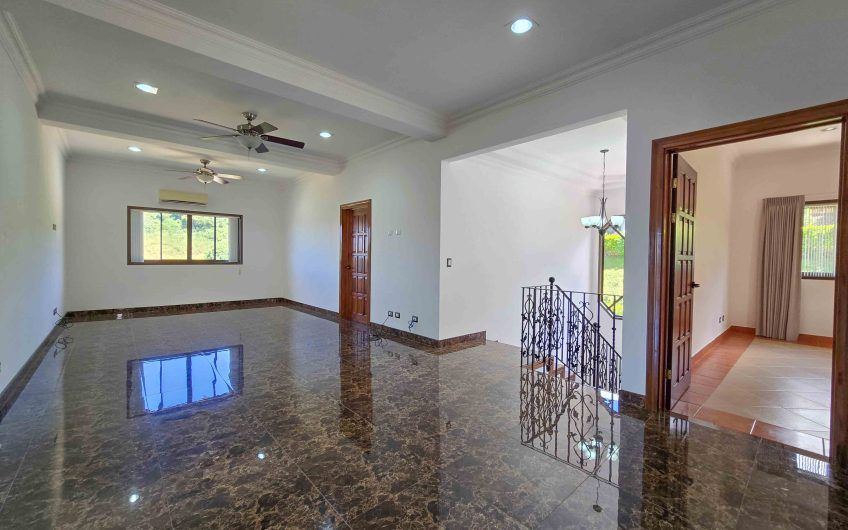 Casa de 600 m2 con piscina propia y vista en Alto Las Palomas Santa Ana