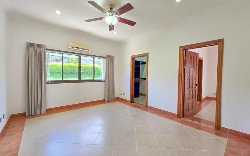 Casa de 600 m2 con piscina propia y vista en Alto Las Palomas Santa Ana