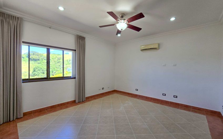 Casa de 600 m2 con piscina propia y vista en Alto Las Palomas Santa Ana