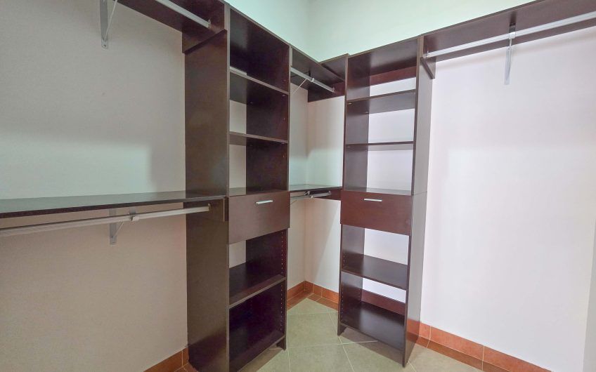 Casa de 600 m2 con piscina propia y vista en Alto Las Palomas Santa Ana