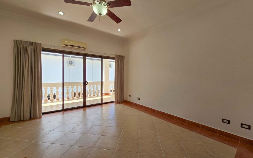 Casa de 600 m2 con piscina propia y vista en Alto Las Palomas Santa Ana