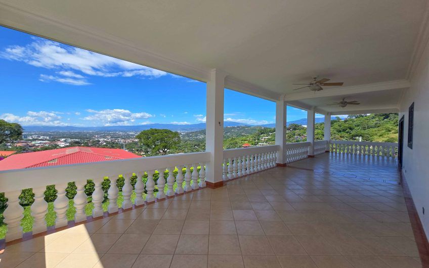 Casa de 600 m2 con piscina propia y vista en Alto Las Palomas Santa Ana