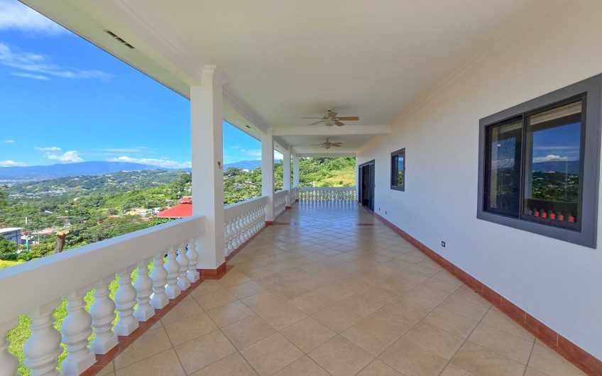 Casa de 600 m2 con piscina propia y vista en Alto Las Palomas Santa Ana