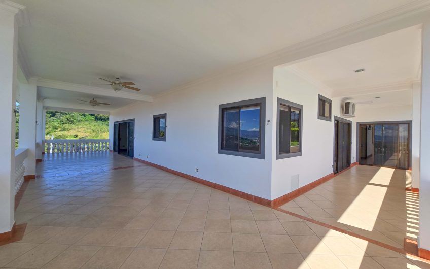 Casa de 600 m2 con piscina propia y vista en Alto Las Palomas Santa Ana