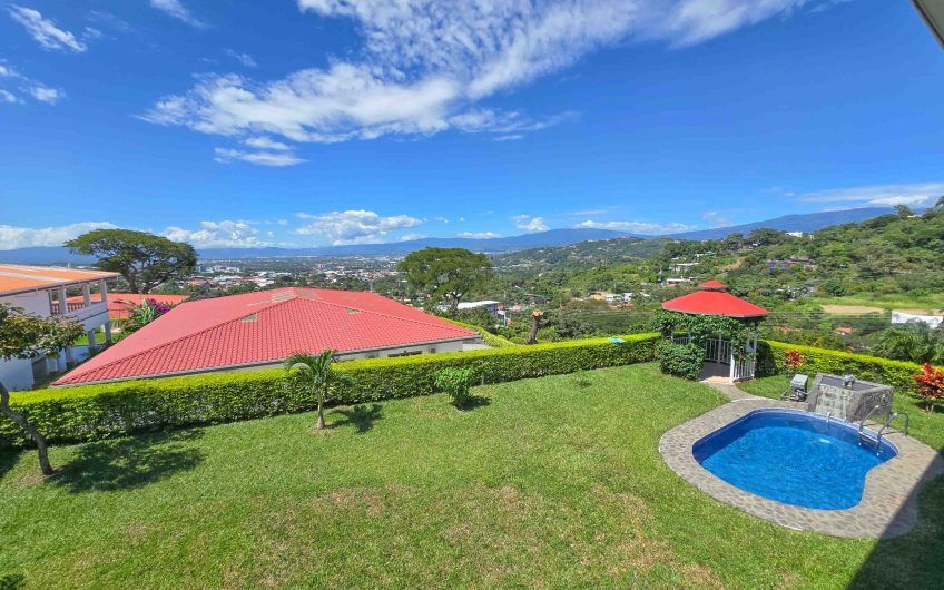 Casa de 600 m2 con piscina propia y vista en Alto Las Palomas Santa Ana