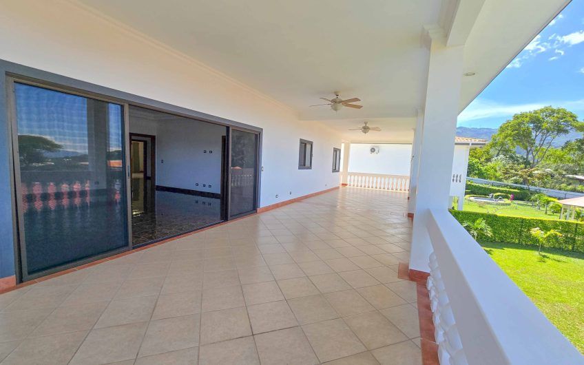 Casa de 600 m2 con piscina propia y vista en Alto Las Palomas Santa Ana