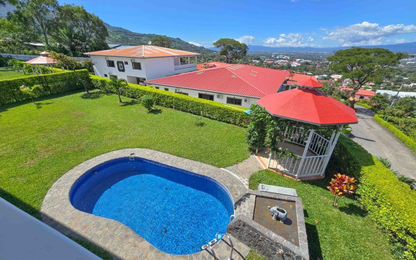 Casa de 600 m2 con piscina propia y vista en Alto Las Palomas Santa Ana