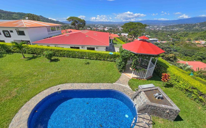 Casa de 600 m2 con piscina propia y vista en Alto Las Palomas Santa Ana