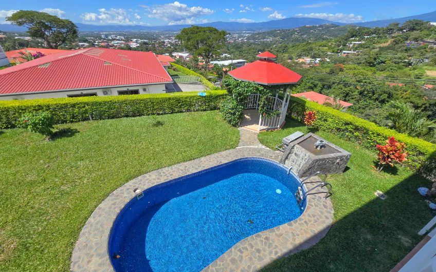 Casa de 600 m2 con piscina propia y vista en Alto Las Palomas Santa Ana