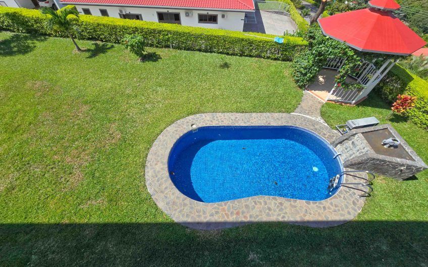 Casa de 600 m2 con piscina propia y vista en Alto Las Palomas Santa Ana