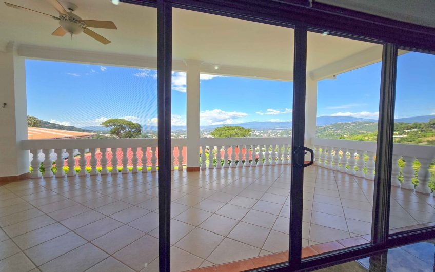 Casa de 600 m2 con piscina propia y vista en Alto Las Palomas Santa Ana