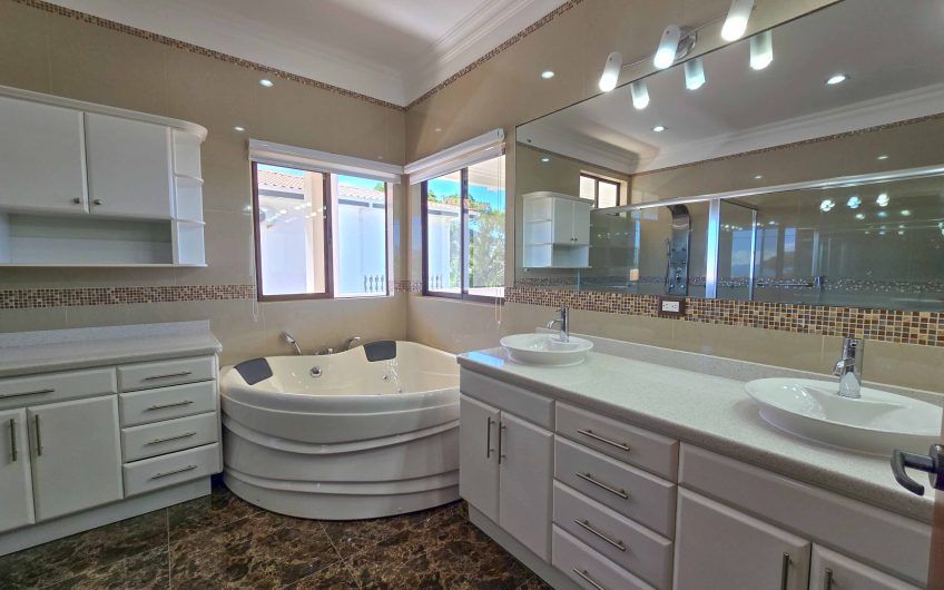 Casa de 600 m2 con piscina propia y vista en Alto Las Palomas Santa Ana