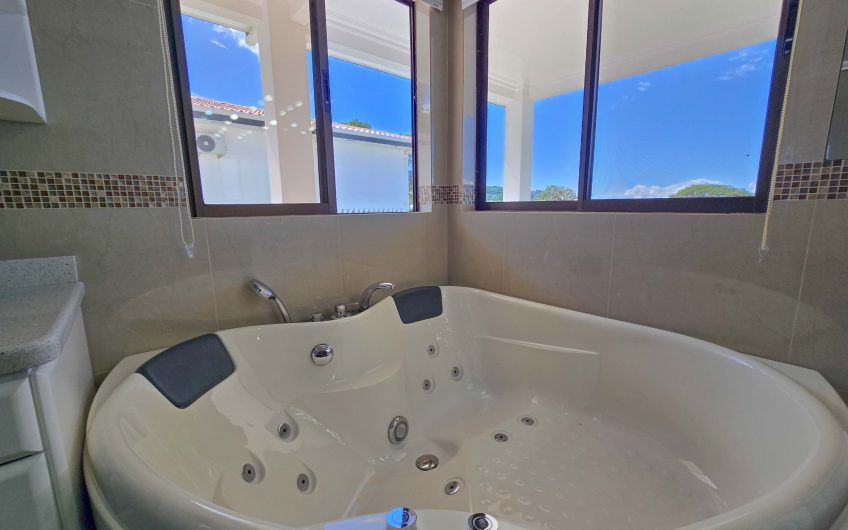 Casa de 600 m2 con piscina propia y vista en Alto Las Palomas Santa Ana