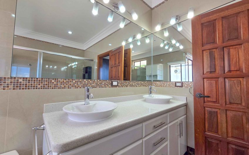 Casa de 600 m2 con piscina propia y vista en Alto Las Palomas Santa Ana