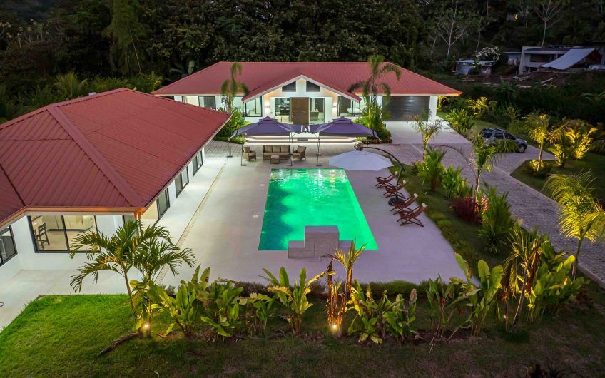 Propiedad con 2 casas de un solo nivel con piscina privada al norte de Dominical Puntarenas
