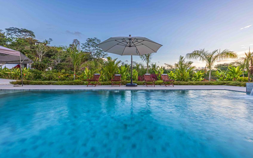 Propiedad con 2 casas de un solo nivel con piscina privada al norte de Dominical Puntarenas