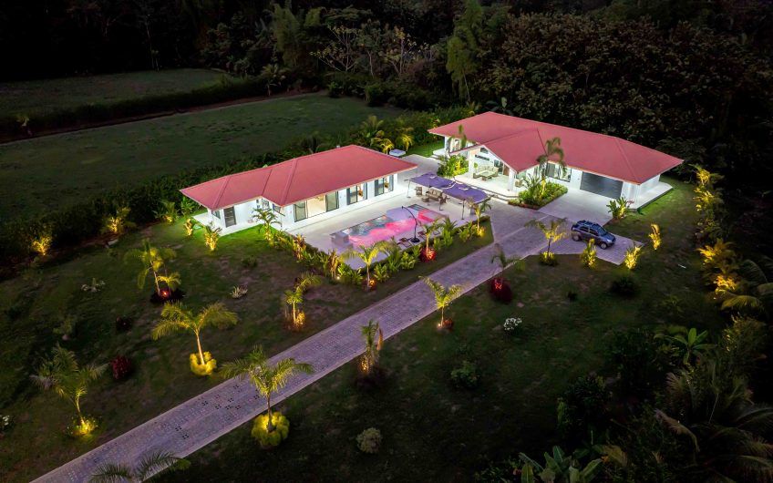 Propiedad con 2 casas de un solo nivel con piscina privada al norte de Dominical Puntarenas
