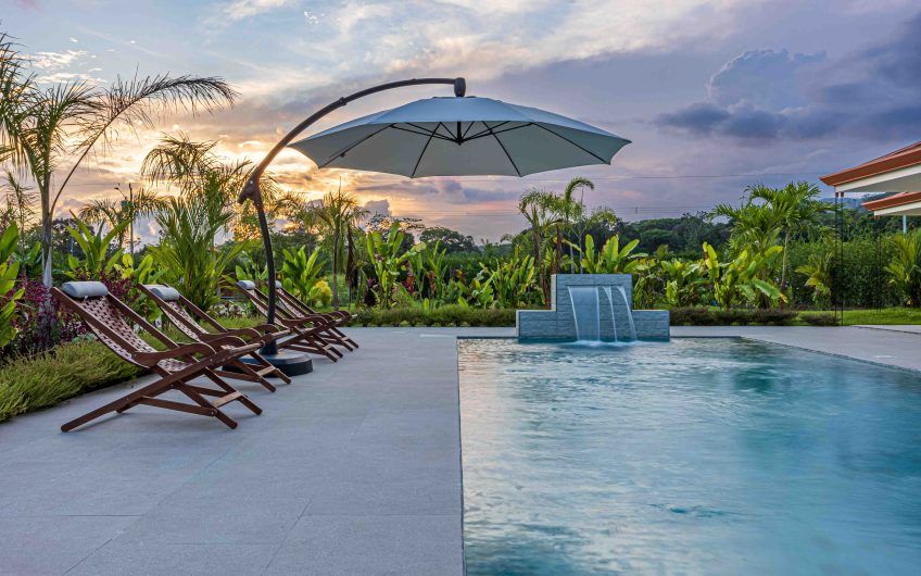 Propiedad con 2 casas de un solo nivel con piscina privada al norte de Dominical Puntarenas