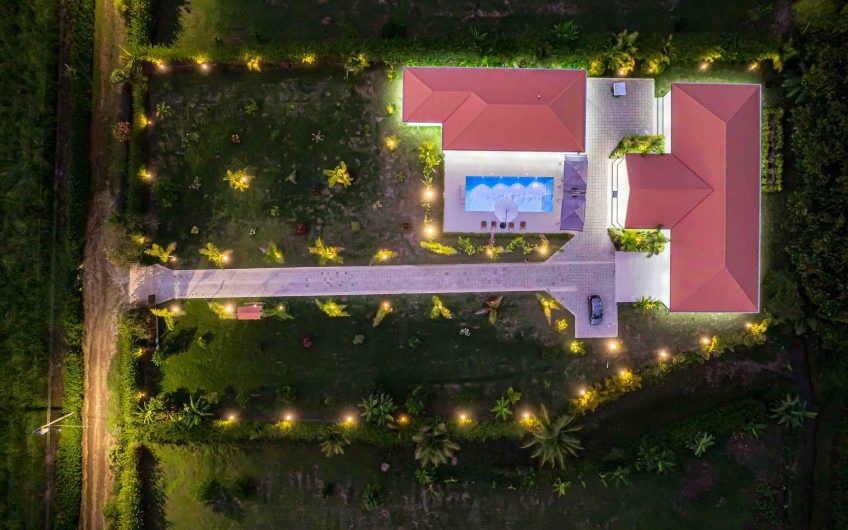 Propiedad con 2 casas de un solo nivel con piscina privada al norte de Dominical Puntarenas