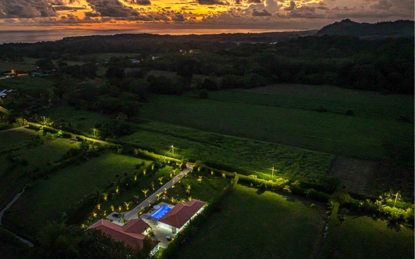 Propiedad con 2 casas de un solo nivel con piscina privada al norte de Dominical Puntarenas