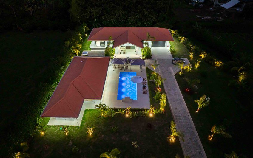 Propiedad con 2 casas de un solo nivel con piscina privada al norte de Dominical Puntarenas