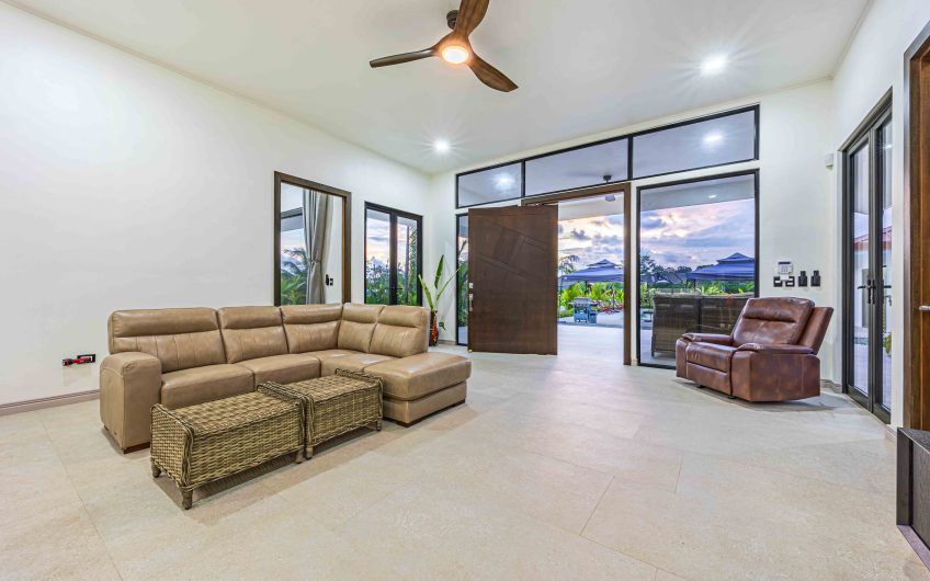 Propiedad con 2 casas de un solo nivel con piscina privada al norte de Dominical Puntarenas