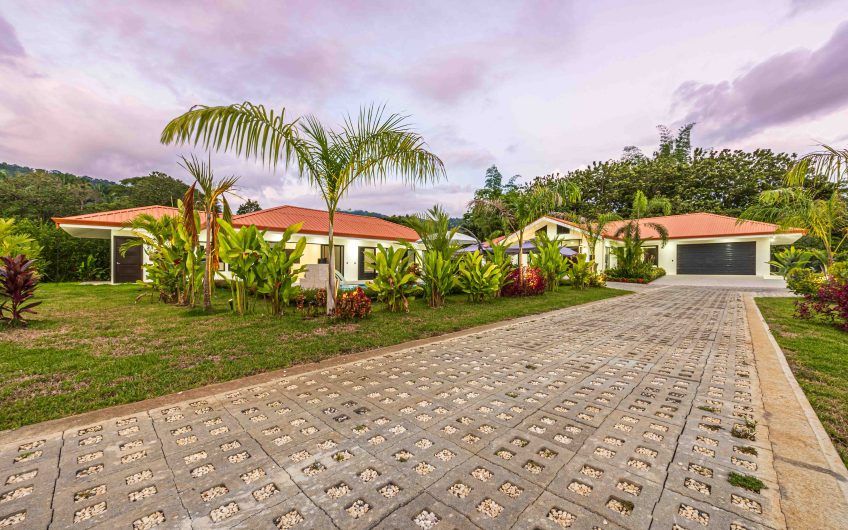 Propiedad con 2 casas de un solo nivel con piscina privada al norte de Dominical Puntarenas
