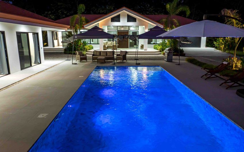 Propiedad con 2 casas de un solo nivel con piscina privada al norte de Dominical Puntarenas