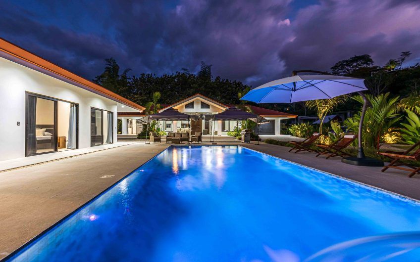 Propiedad con 2 casas de un solo nivel con piscina privada al norte de Dominical Puntarenas