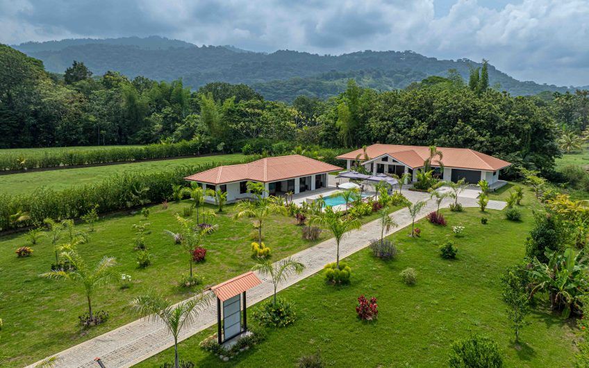 Propiedad con 2 casas de un solo nivel con piscina privada al norte de Dominical Puntarenas