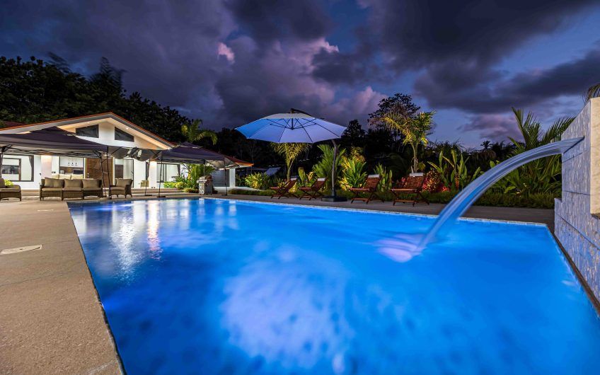 Propiedad con 2 casas de un solo nivel con piscina privada al norte de Dominical Puntarenas