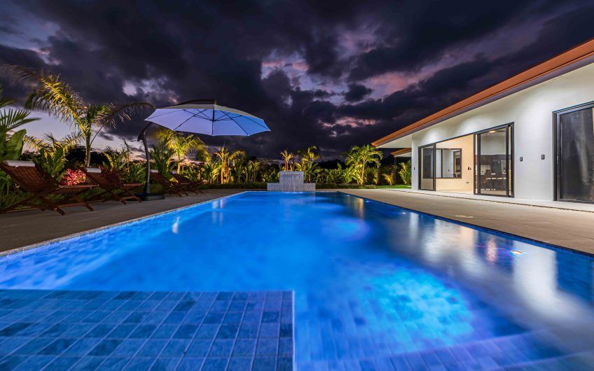 Propiedad con 2 casas de un solo nivel con piscina privada al norte de Dominical Puntarenas